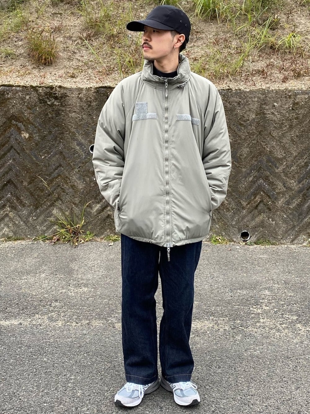 「冬コーデ、休日スタイル、カジュアルコーデ、シンプル、ダウンジャケット、UNIQLO、デニム」｜「ESSAYのESSAY LONGBRIM JET CAP（キャップ、ブラック系）」を使った、キーパーさん（メンズ・173cm）の冬コーディネートの1枚目の写真