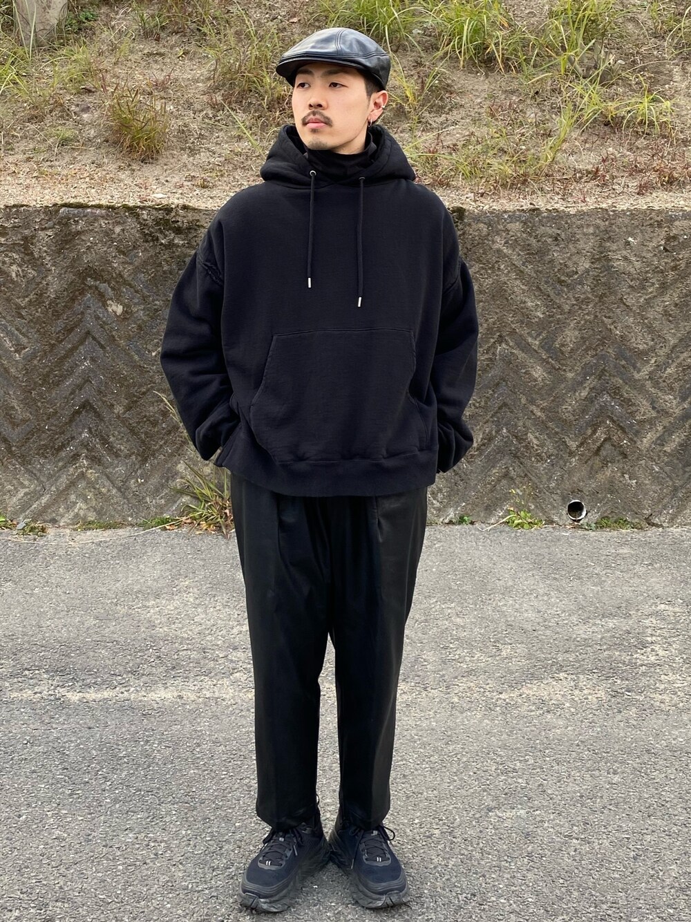 「オールブラック、秋冬コーデ、シンプル、あったかコーデ、スニーカーコーデ、ootd、パーカー」｜「UNIQLOのタートルネックT（長袖）（Tシャツ/カットソー、ブラック系）」を使った、キーパーさん（メンズ・173cm）の冬コーディネートの1枚目の写真