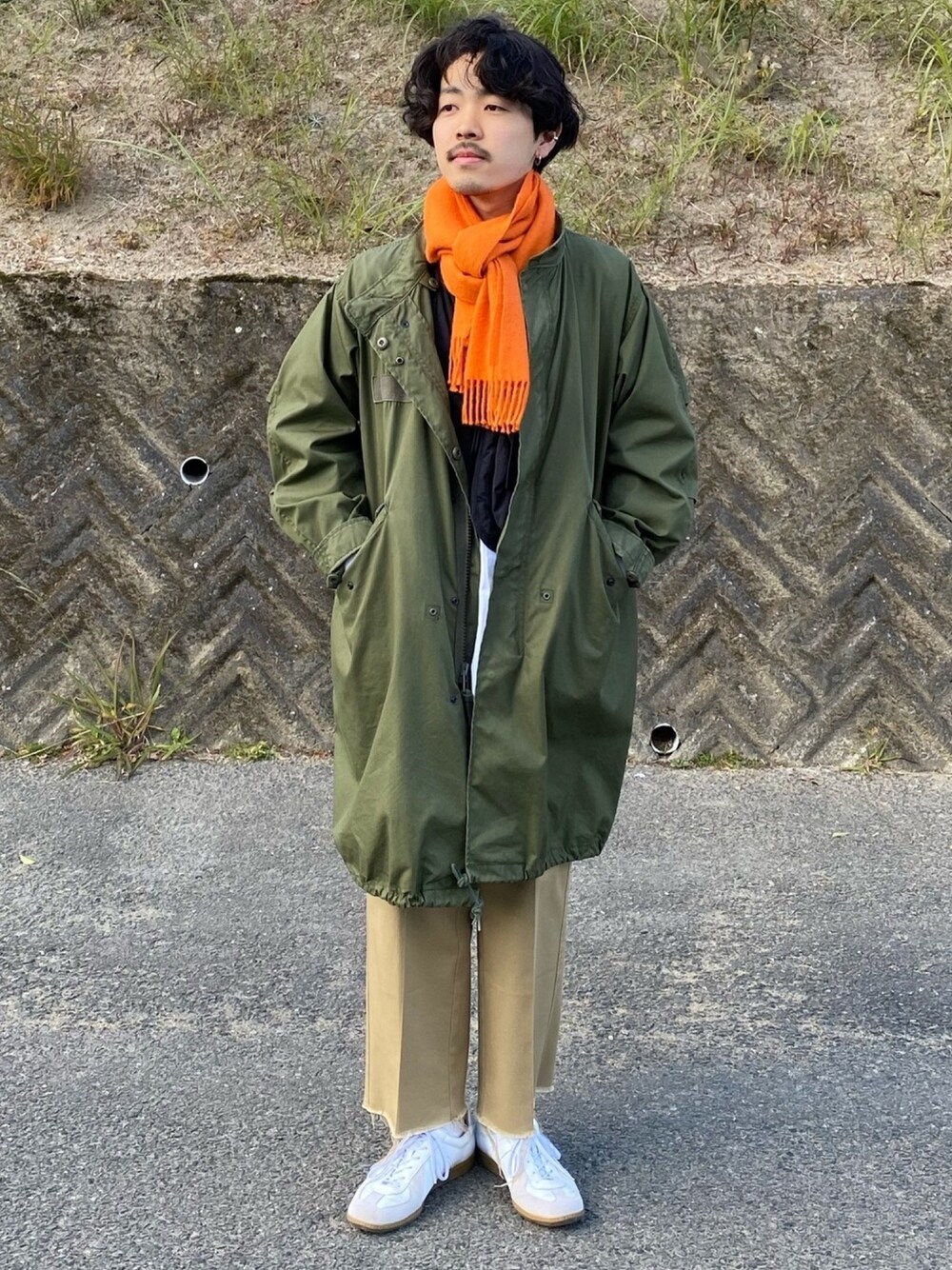 「クリスマス、シンプルコーデ、冬、古着MIX、マフラー、ベスト、白シャツ、オレンジ」｜「THE INOUE BROTHERSの【THE INOUE BROTHERS/イノウエブラザーズ】ベビーアルパカマフラー／BRUSHEDSCARF／マフラー（マフラー、オレンジ系）」を使った、キーパーさん（メンズ・173cm）の冬コーディネートの1枚目の写真