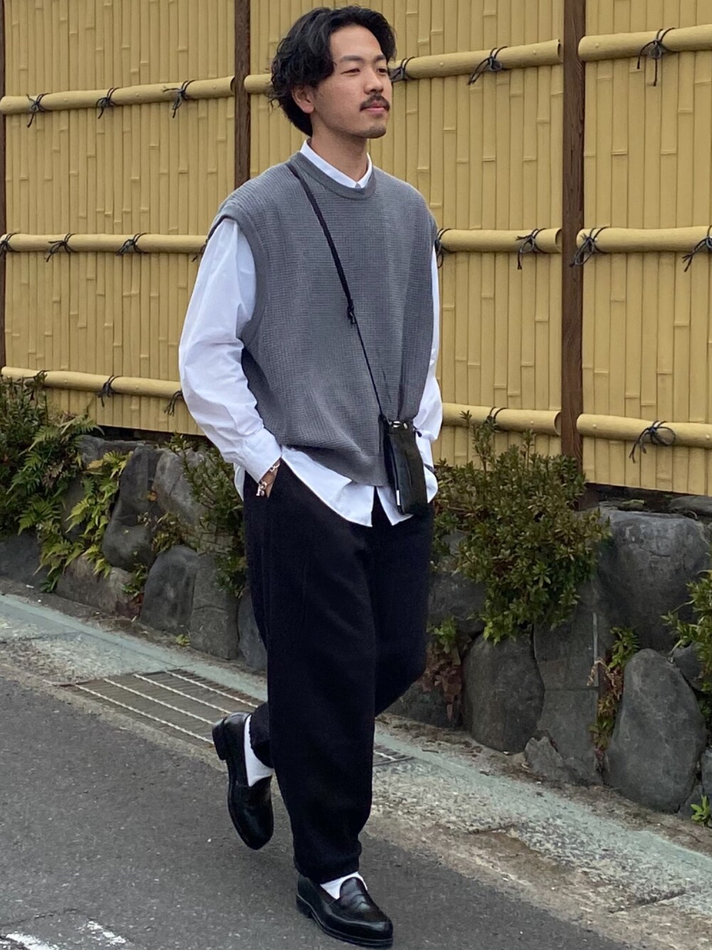 「大人コーデ、UNIQLO、ゆるコーデ、スウェットパンツ、白シャツ、ニットベスト、モノトーン、大人カジュアル」｜「THOMAS MASONのトーマスメイソンオーバーシャツ（シャツ/ブラウス、ホワイト系）」を使った、キーパーさん（メンズ・173cm）の冬コーディネートの1枚目の写真