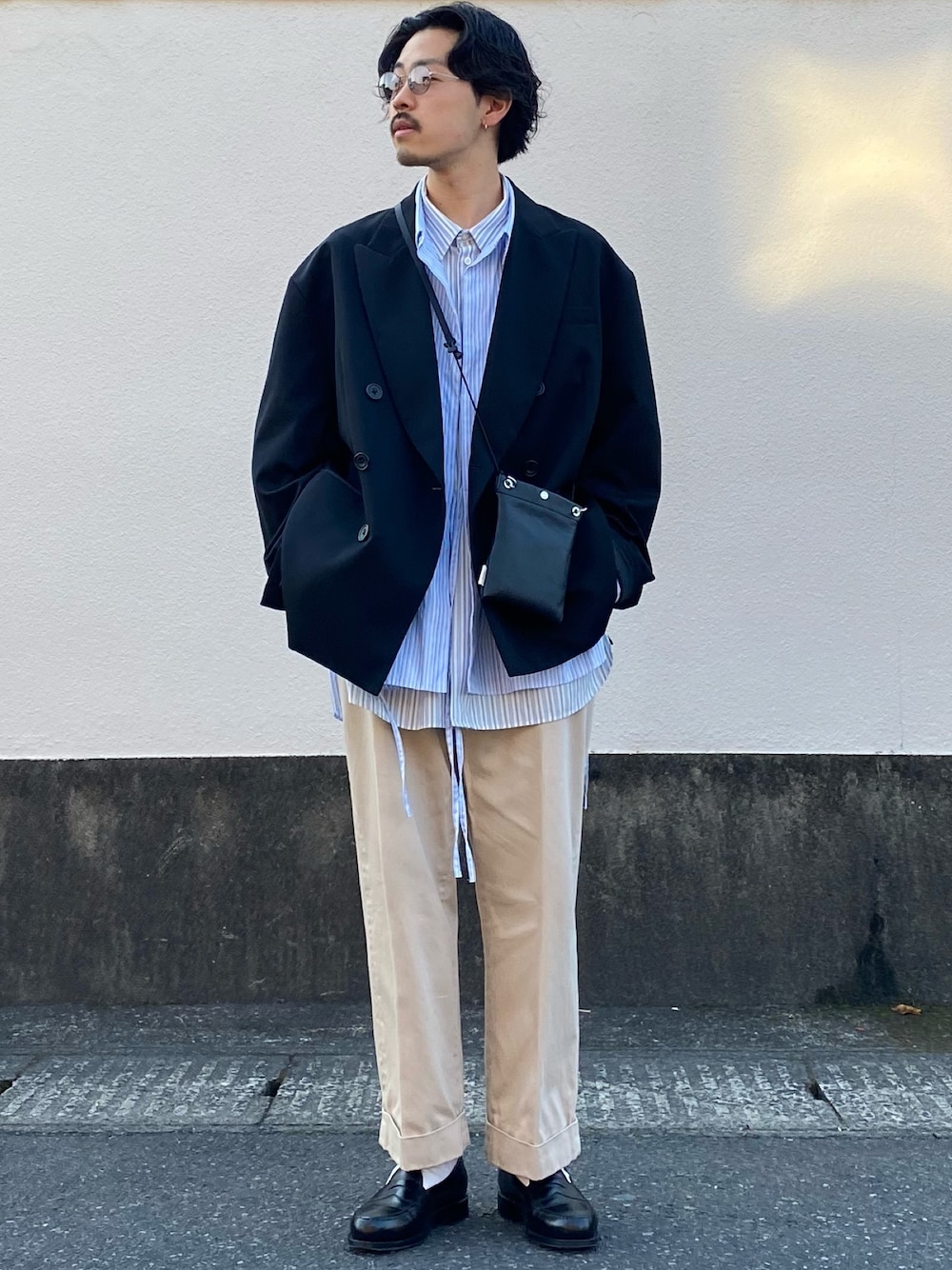 「シンプル、黒、オーバーサイズ、春服、大学生、ジャケット、ホワイトパンツ、シャツスタイル、ファッションの力を信じよう」｜「kearnyのアイテム（サングラス、ゴールド系）」を使った、キーパーさん（メンズ・173cm）の春コーディネートの1枚目の写真