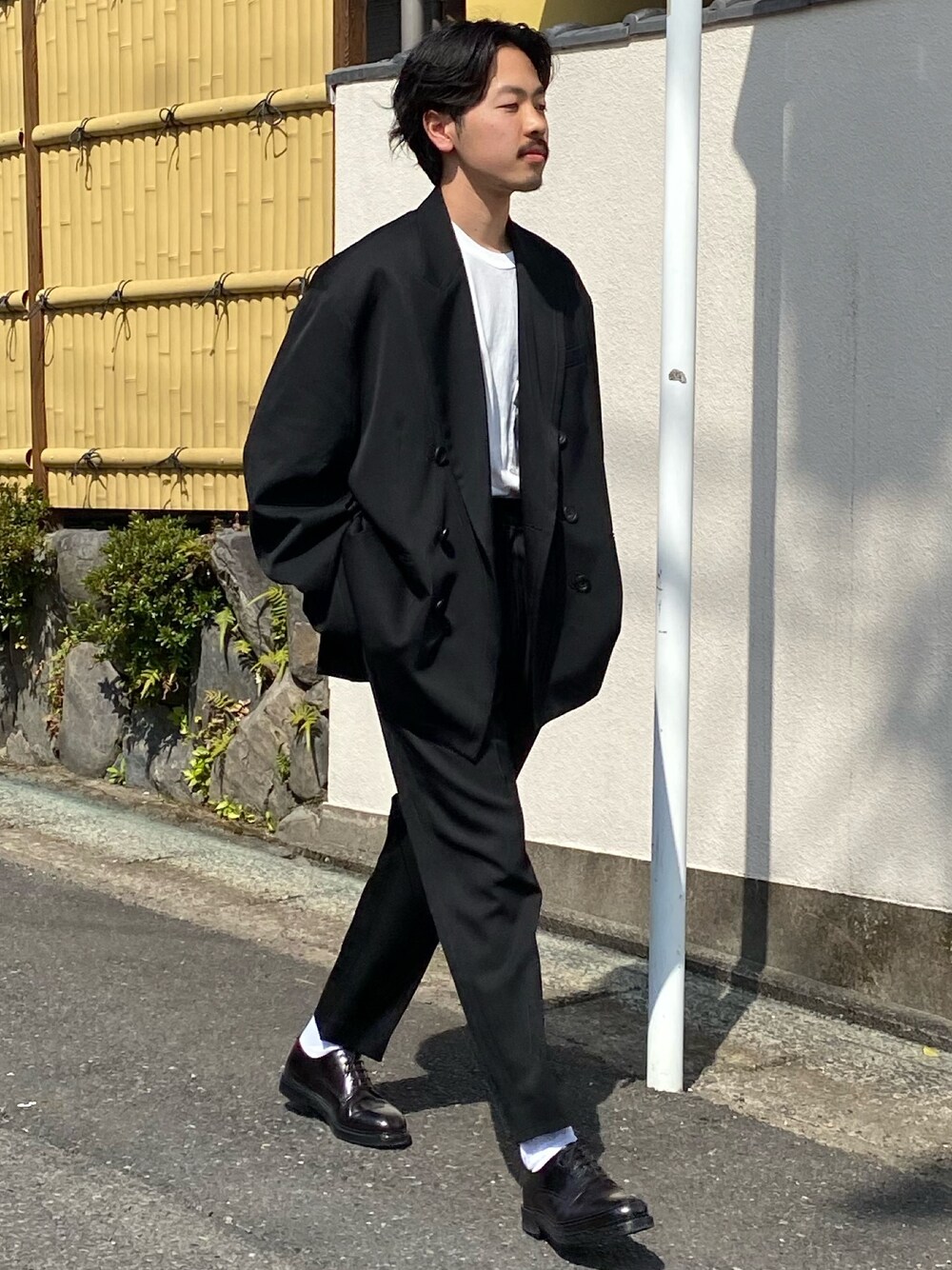 「セットアップ、春コーデ、モノトーン、休日スタイル、革靴、ビッグシルエット、テーラードジャケット、UNIQLO」｜「steinのアイテム（テーラードジャケット、ブラック系）」を使った、キーパーさん（メンズ・173cm）の春コーディネートの1枚目の写真