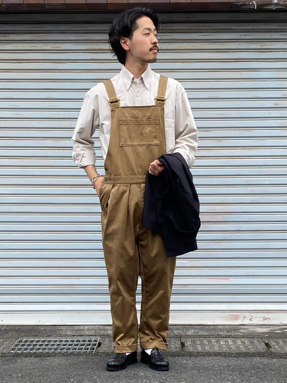 「シンプルコーデ、オーバーオール、ラフ、はるコーデ、UNIQLO、キレイめ、休日スタイル、シャツスタイル、ローファー、春コーデ」｜「UNIQLOのアイテム（シャツ/ブラウス、ホワイト系）」を使った、キーパーさん（メンズ・173cm）の春コーディネートの1枚目の写真