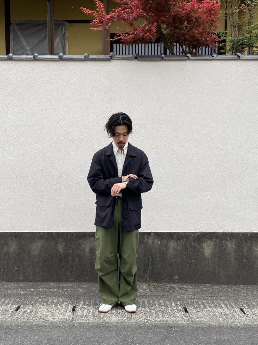 「きれいめカジュアル、はるコーデ、春、プチプラコーデ、プチプラ、軍パン、カーゴパンツ、UNIQLO」｜「UNIQLOのハンティングジャケット（ブルゾン、ブラック系）」を使った、キーパーさん（メンズ・173cm）の春コーディネートの1枚目の写真