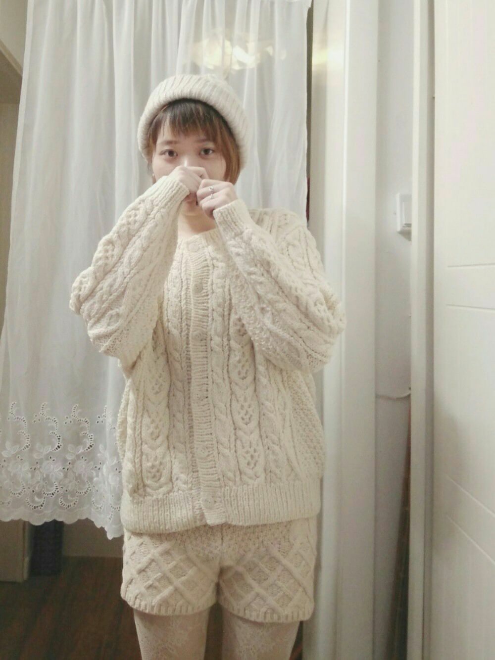 ベージュ系のジャケット/アウター、ベージュ系のその他パンツを着用したレディースの秋コーディネートの1枚目の写真