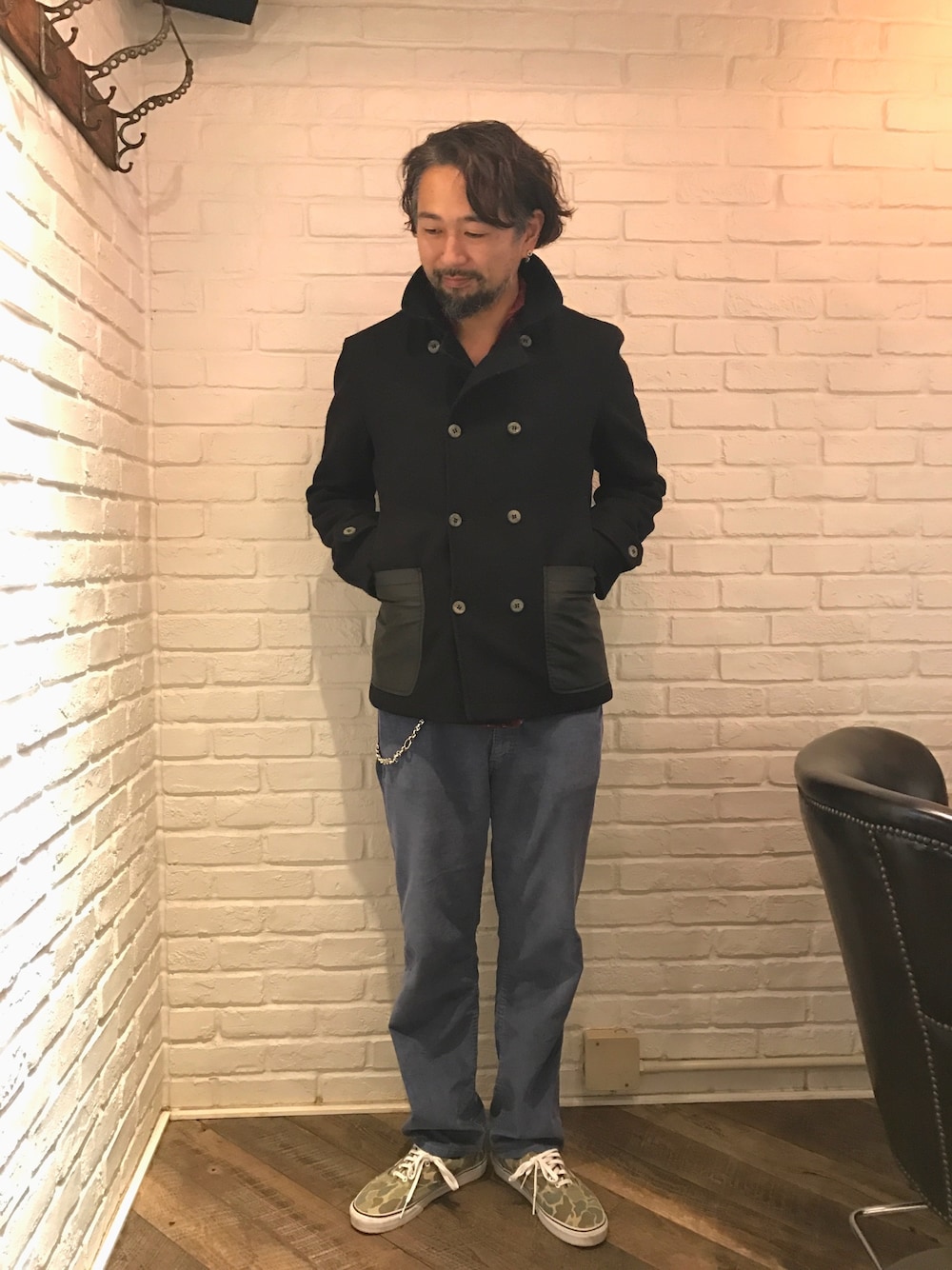 「印西、美容師、マリーチ、いつもの感じ」｜「Oliver Spencerのアイテム（ピーコート、ブルー系）」を使った、向後　聡史さん（メンズ・187cm）の冬コーディネートの1枚目の写真