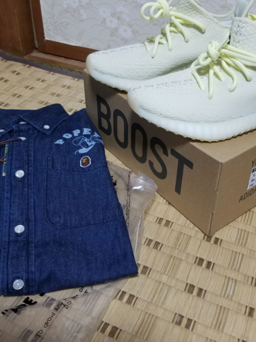 「イージーブースト350、ア ベイシング エイプ(A BATHING APE)」｜「A BATHING APEのアイテム（シャツ/ブラウス、ブルー系）」を使った、シンゴさん（メンズ・163cm）の秋コーディネートの1枚目の写真