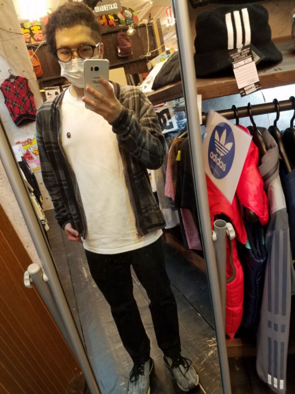 「秋のコーデ、ストリート、シンプル、Tシャツ、白Tシャツ、ワンポイント」｜「OWNDAYSのJD2011-D / John Dillinger（メガネ、ブラック系）」を使った、シンゴさん（メンズ・163cm）の秋コーディネートの1枚目の写真