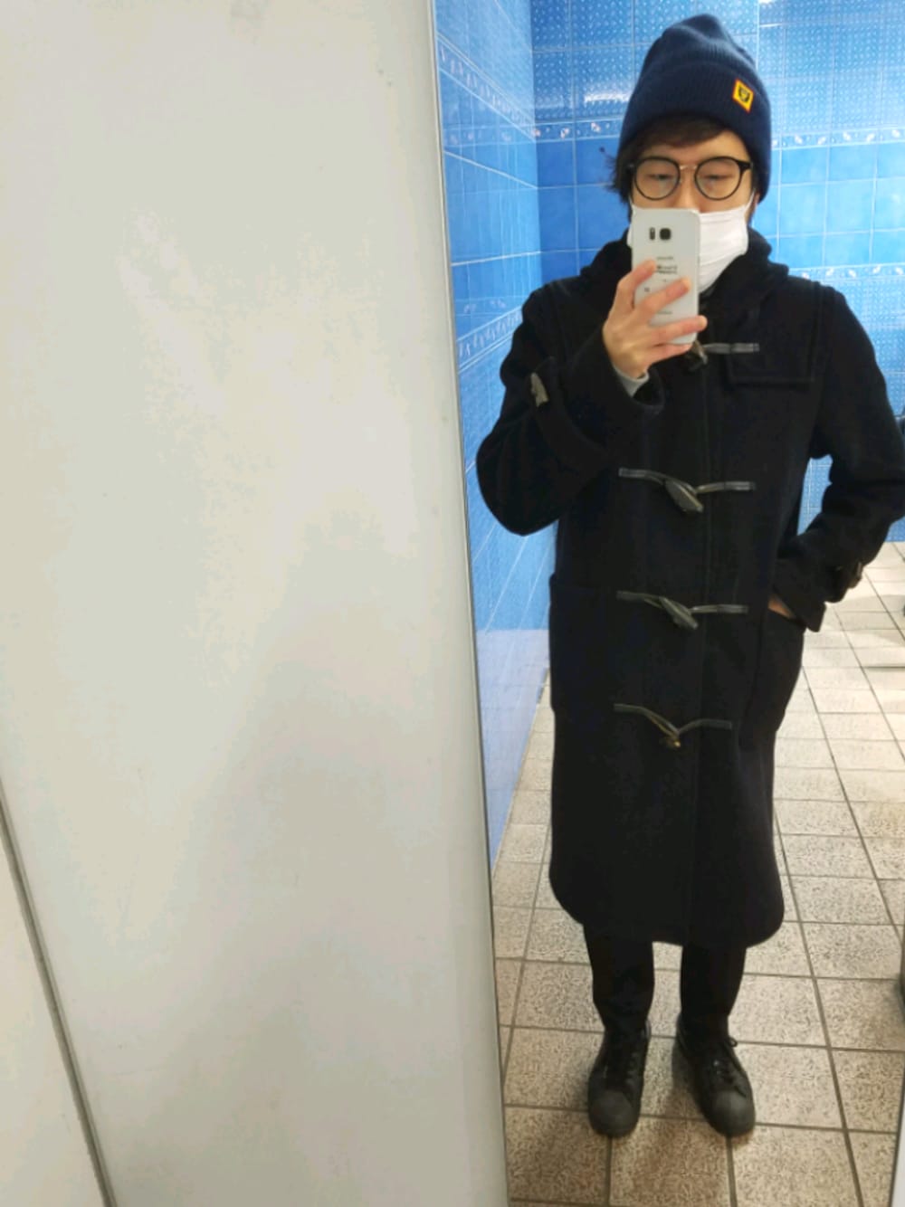 「秋冬コーデ、冬、シンプル、インナーダウン、めがね、A BATHING APE、ダッフルコート」｜「HUMAN MADEのHUMAN MADE/ HMMD BEANIE（ニットキャップ/ビーニー、ブルー系）」を使った、シンゴさん（メンズ・163cm）の冬コーディネートの1枚目の写真