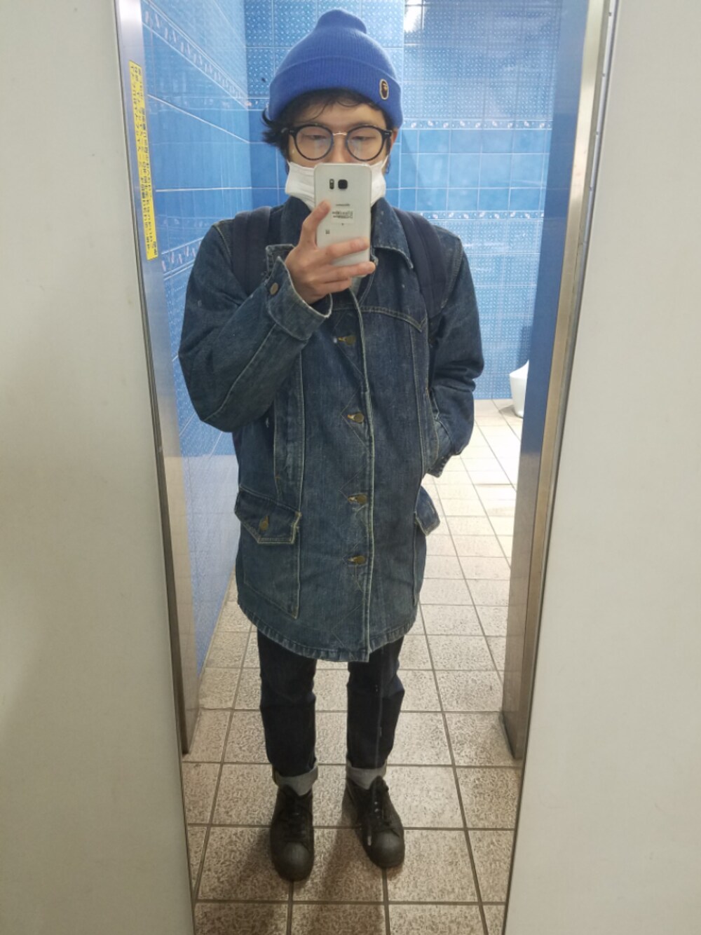「LEE、デニムジャケット、ニット帽、めがね、休日スタイル、春コーデ、シンプルコーデ、古着」｜「A BATHING APEのアイテム（帽子、ブルー系）」を使った、シンゴさん（メンズ・163cm）の冬コーディネートの1枚目の写真