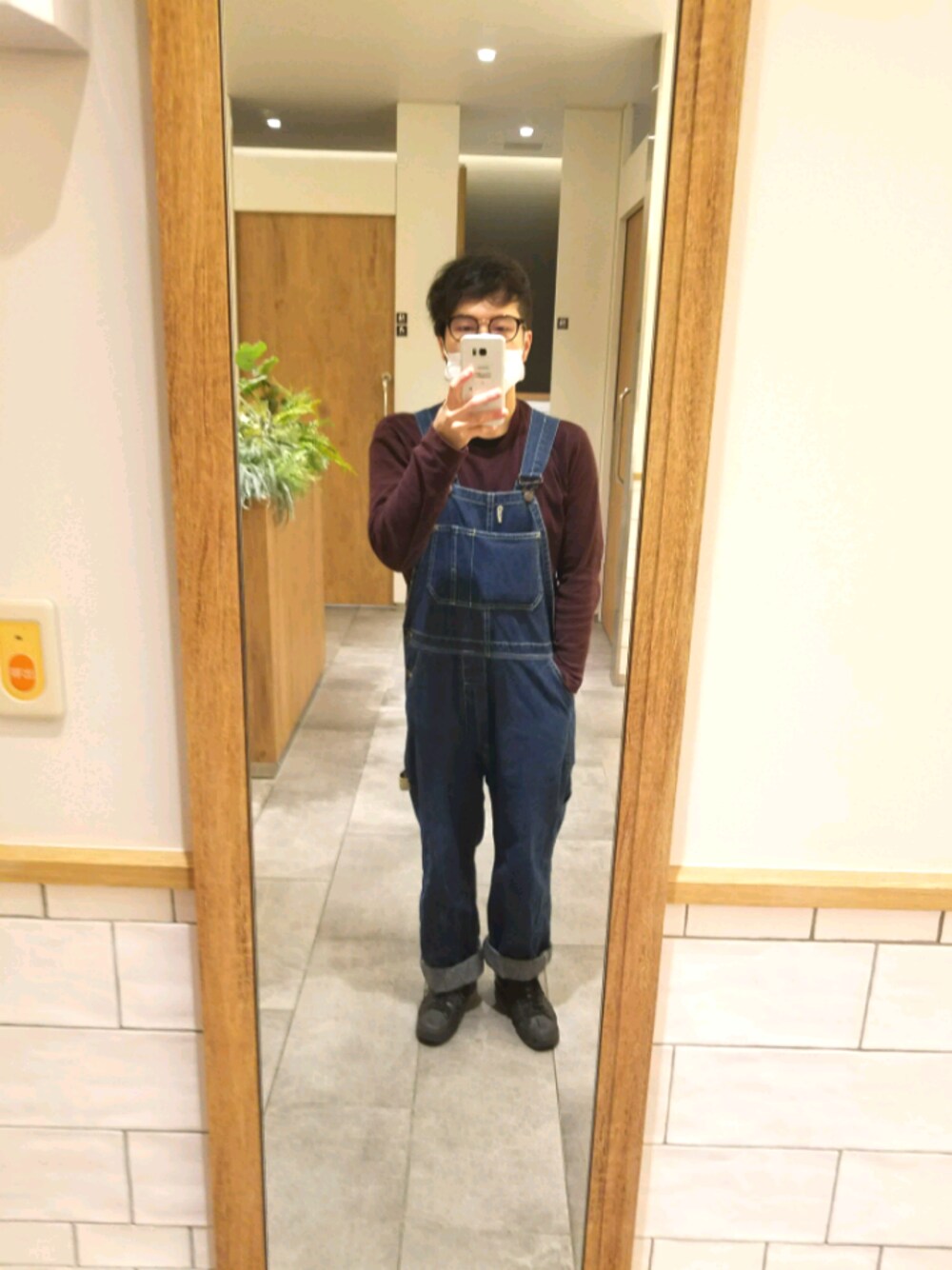 「ユニクロ、オーバーオール、今日のコーデ、春コーデ、めがね」｜「UNIQLOのアイテム（トップス、パープル系）」を使った、シンゴさん（メンズ・163cm）の春コーディネートの1枚目の写真