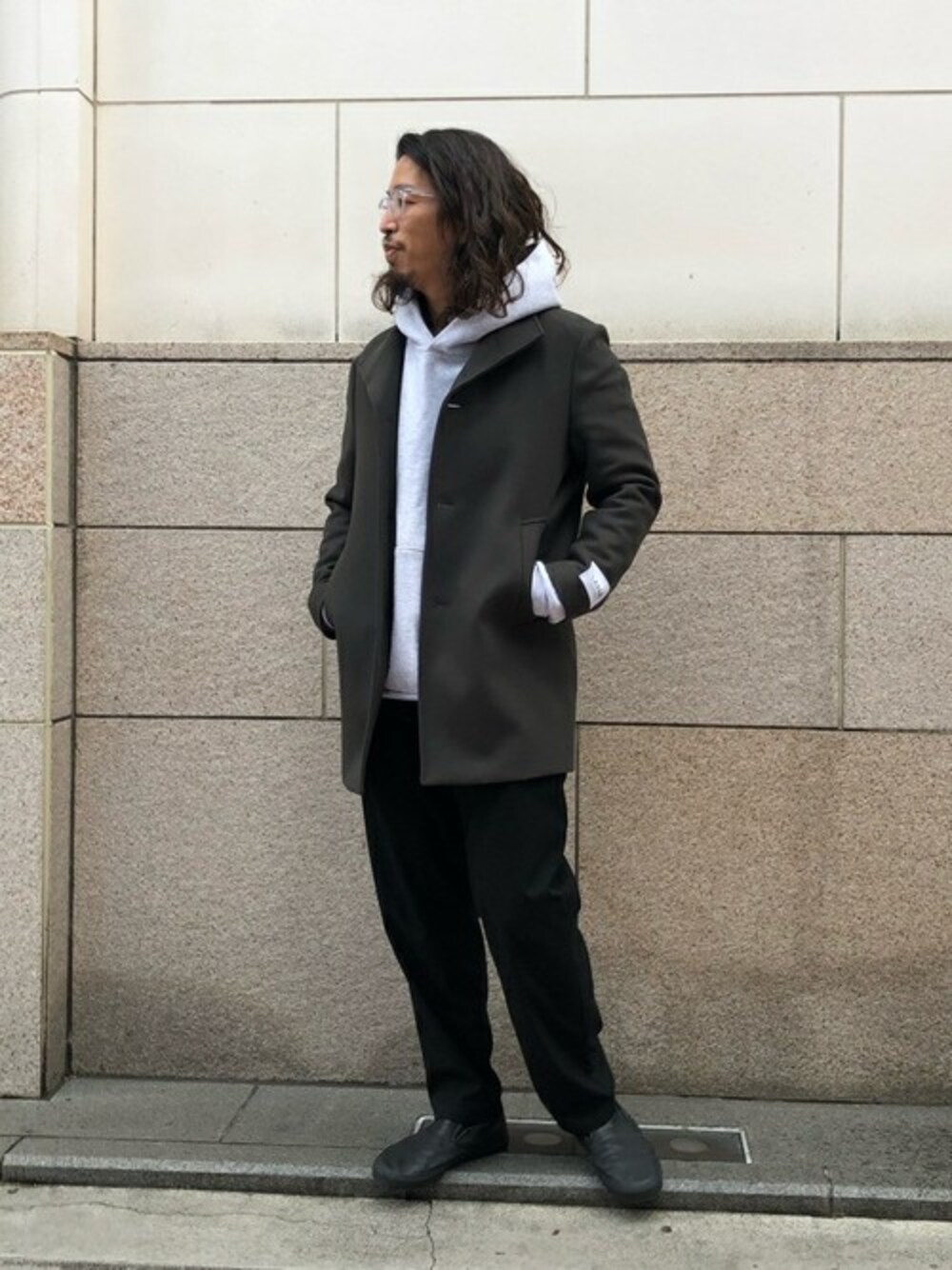 グレー系のチェスターコートを着用したメンズの冬コーディネートの1枚目の写真