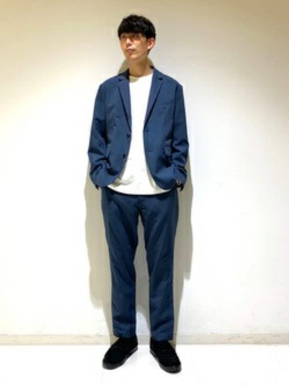 ブルー系のテーラードジャケット、ブルー系のスラックスを着用したメンズの春コーディネートの1枚目の写真