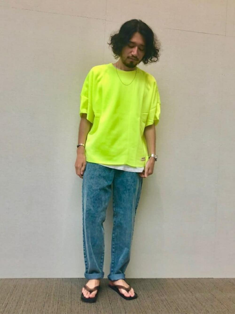 「デニム、カジュアル、Tシャツ、休日スタイル、ワイドパンツ、蛍光カラー、サンダル、リラックススタイル、夏コーデ、relume」｜「JOURNAL STANDARD relumeの【SLOW TEMPO / スローテンポ】ドルマン ハーフスリーブ スウェット（スウェット、イエロー系）」を使った、JOURNAL STANDARD relumeさん（メンズ・173cm）の春コーディネートの1枚目の写真