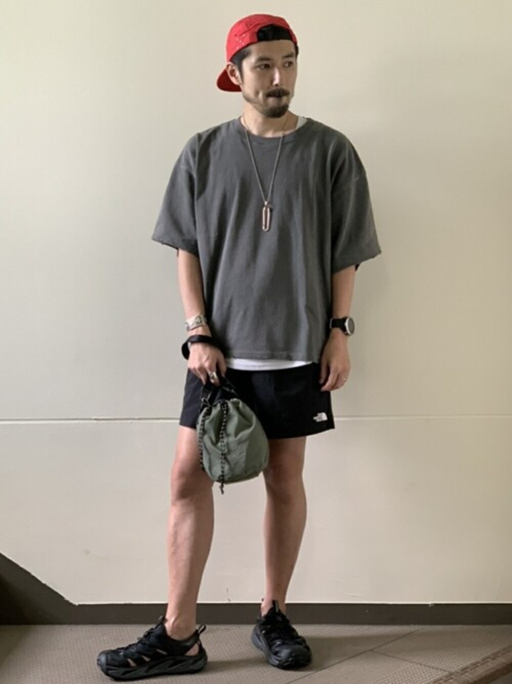 ブラック系のTシャツ/カットソー、ブラック系のタンクトップ、ブラック系のその他パンツを着用したメンズの春コーディネートの1枚目の写真