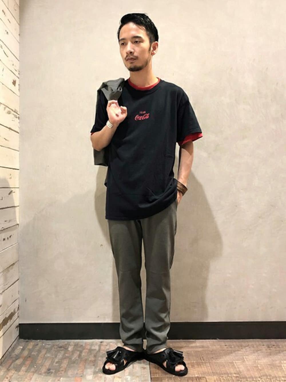 ブラック系のTシャツ/カットソー、グレー系のテーラードジャケット、ブラック系のサンダルを着用したメンズの夏コーディネートの1枚目の写真