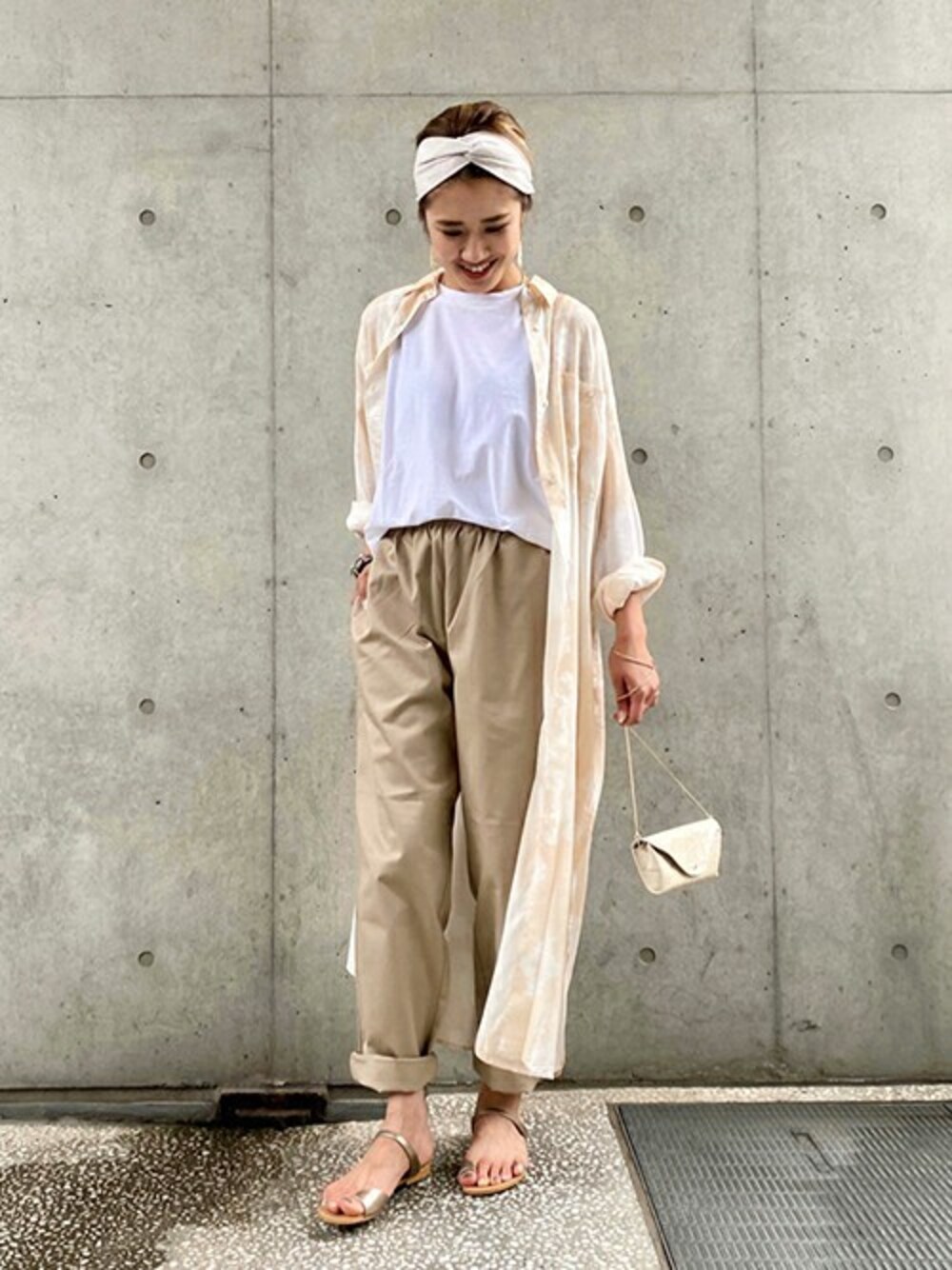 ベージュ系のその他パンツを着用したレディースの夏コーディネートの1枚目の写真
