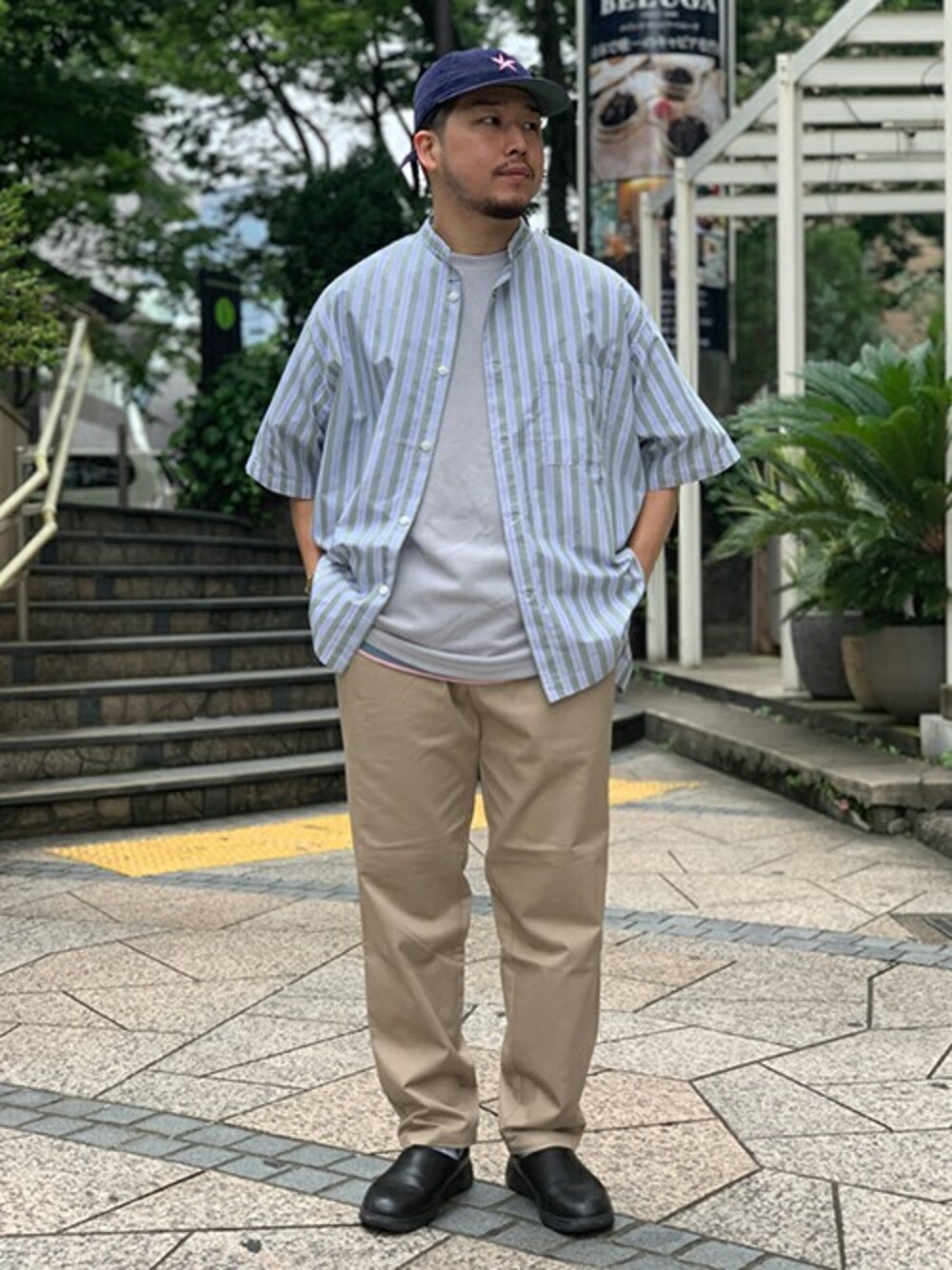 グリーン系のシャツ/ブラウス、グレー系のTシャツ/カットソー、ベージュ系のその他パンツを着用したメンズの夏コーディネートの1枚目の写真