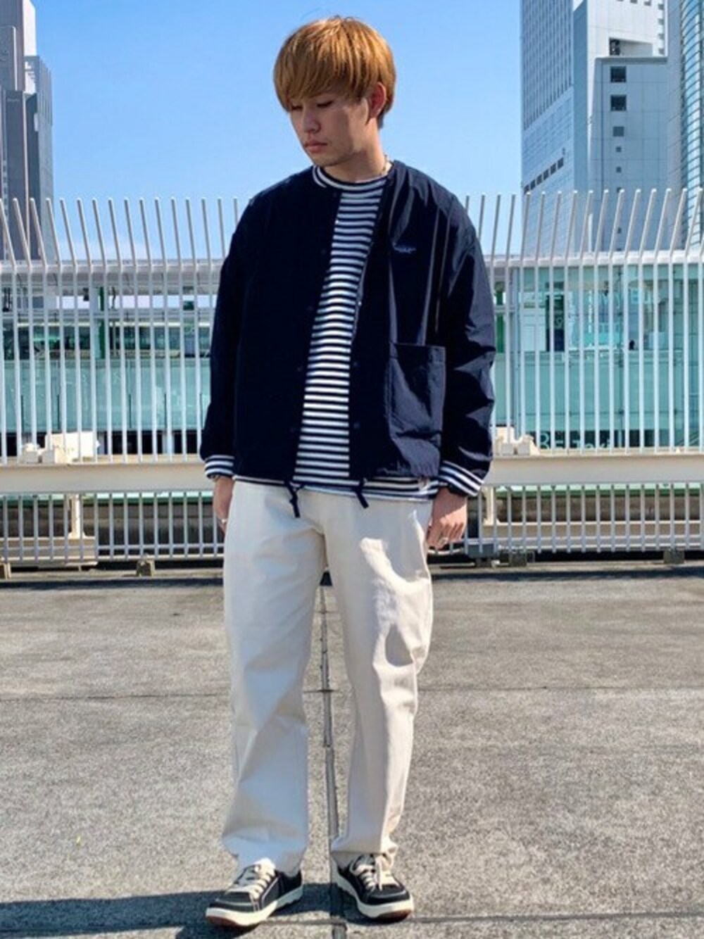 ブルー系のブルゾン、ブルー系のTシャツ/カットソー、ホワイト系のその他パンツを着用したメンズの秋コーディネートの1枚目の写真