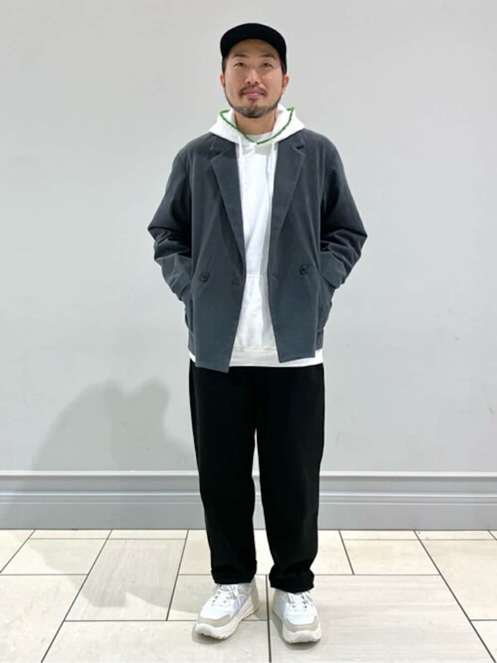 「ジャケット、セットアップ、カジュアル、シンプル、秋のコーデ、大人カジュアル、シンプルコーデ、カジュアルコーデ、秋、秋コーデ」｜「JOURNAL STANDARD relumeの◆テックコーデュロイWジャケット（テーラードジャケット、グリーン系）」を使った、JOURNAL STANDARD relumeさん（メンズ・170cm）の秋コーディネートの1枚目の写真