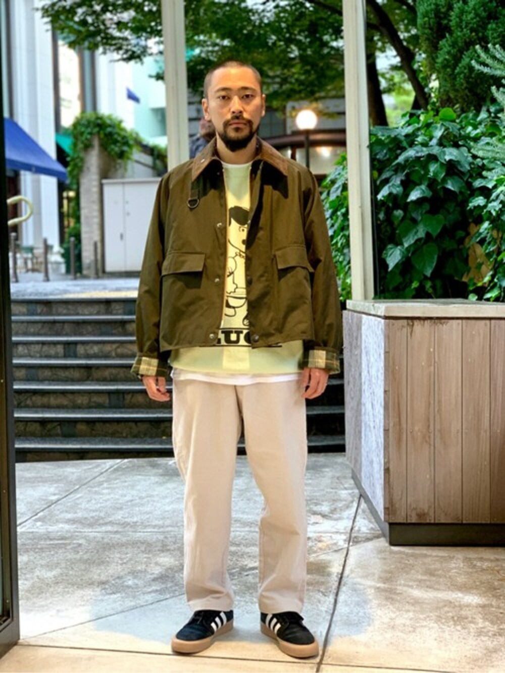 グリーン系のブルゾン、グリーン系のスウェット、ホワイト系のその他パンツを着用したメンズの秋コーディネートの1枚目の写真