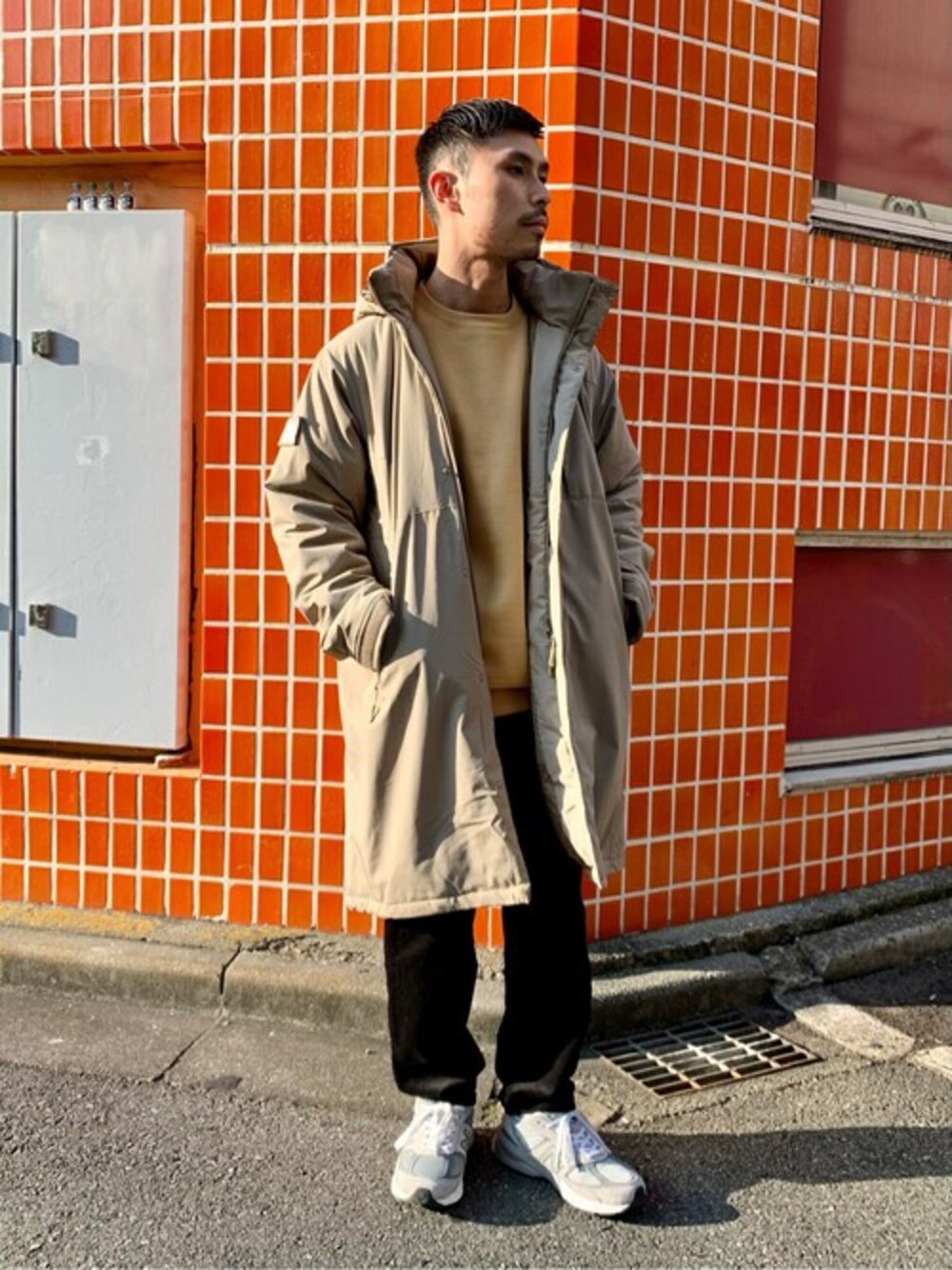 「パンツ、カジュアル、シンプル、秋のコーデ、大人カジュアル、大人コーデ、パンツスタイル、シンプルコーデ、カジュアルコーデ、秋コーデ」｜「JOURNAL STANDARD relumeの【ABU GARCIA / アブガルシア】 WATER REPELLENT パッディングコート（ダウンジャケット/コート、ベージュ系）」を使った、JOURNAL STANDARD relumeさん（メンズ・170cm）の秋コーディネートの1枚目の写真