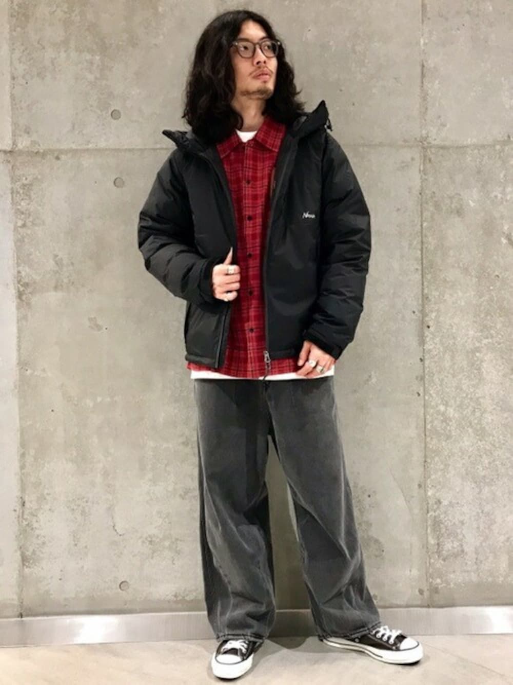 ブラック系のダウンジャケット/コート、レッド系のシャツ/ブラウス、ブラック系のデニムパンツを着用したメンズの秋コーディネートの1枚目の写真