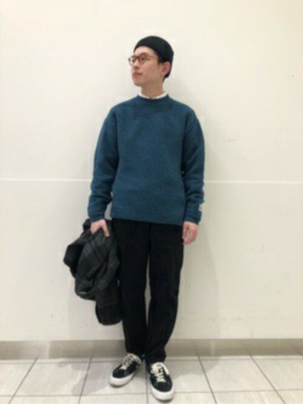 ブルー系のニット/セーター、ブラック系のその他パンツ、ホワイト系のシャツ/ブラウスを着用したメンズの秋コーディネートの1枚目の写真