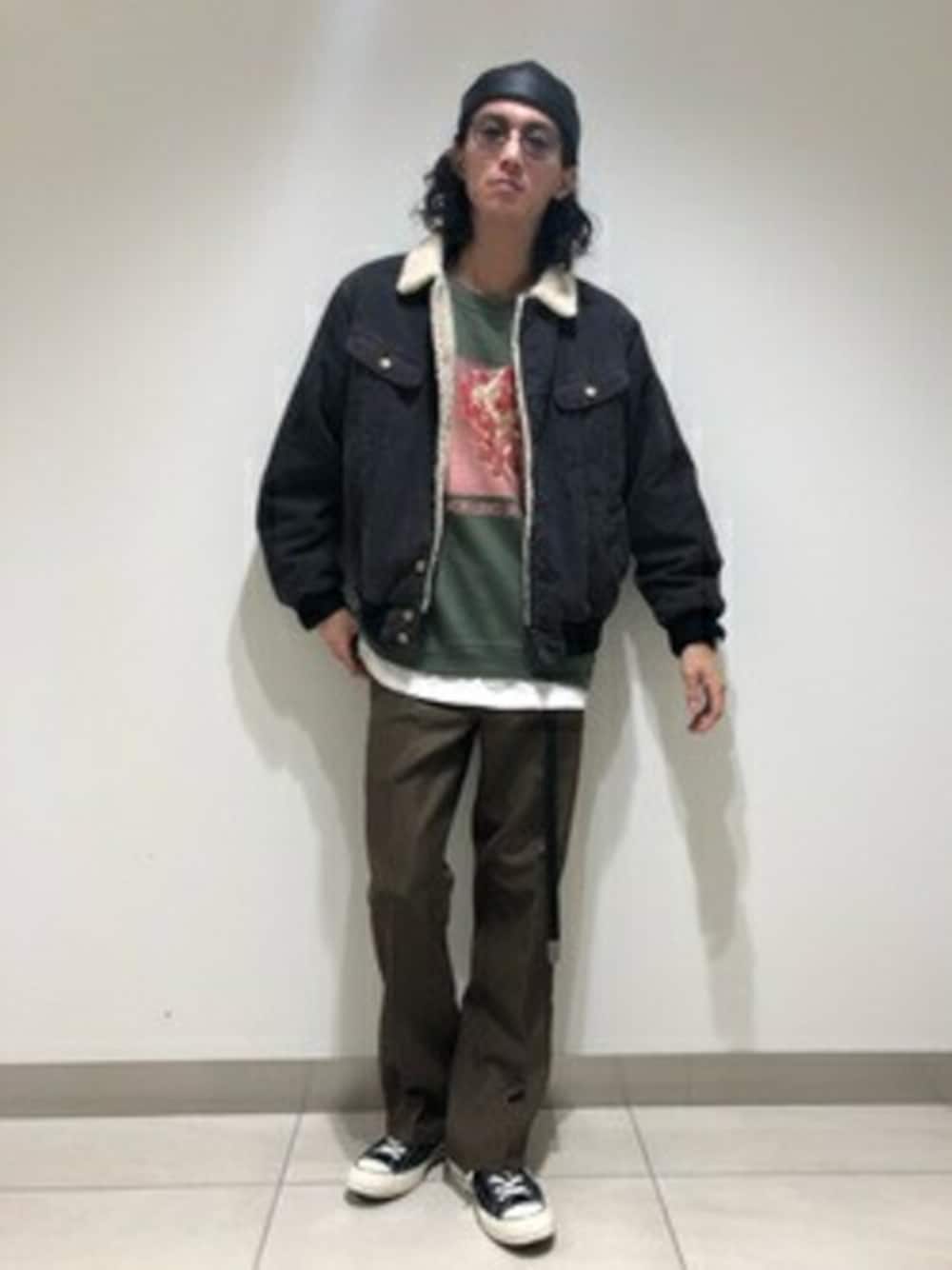 ブラック系のブルゾン、グリーン系のスウェット、ブラウン系のその他パンツを着用したメンズの秋コーディネートの1枚目の写真