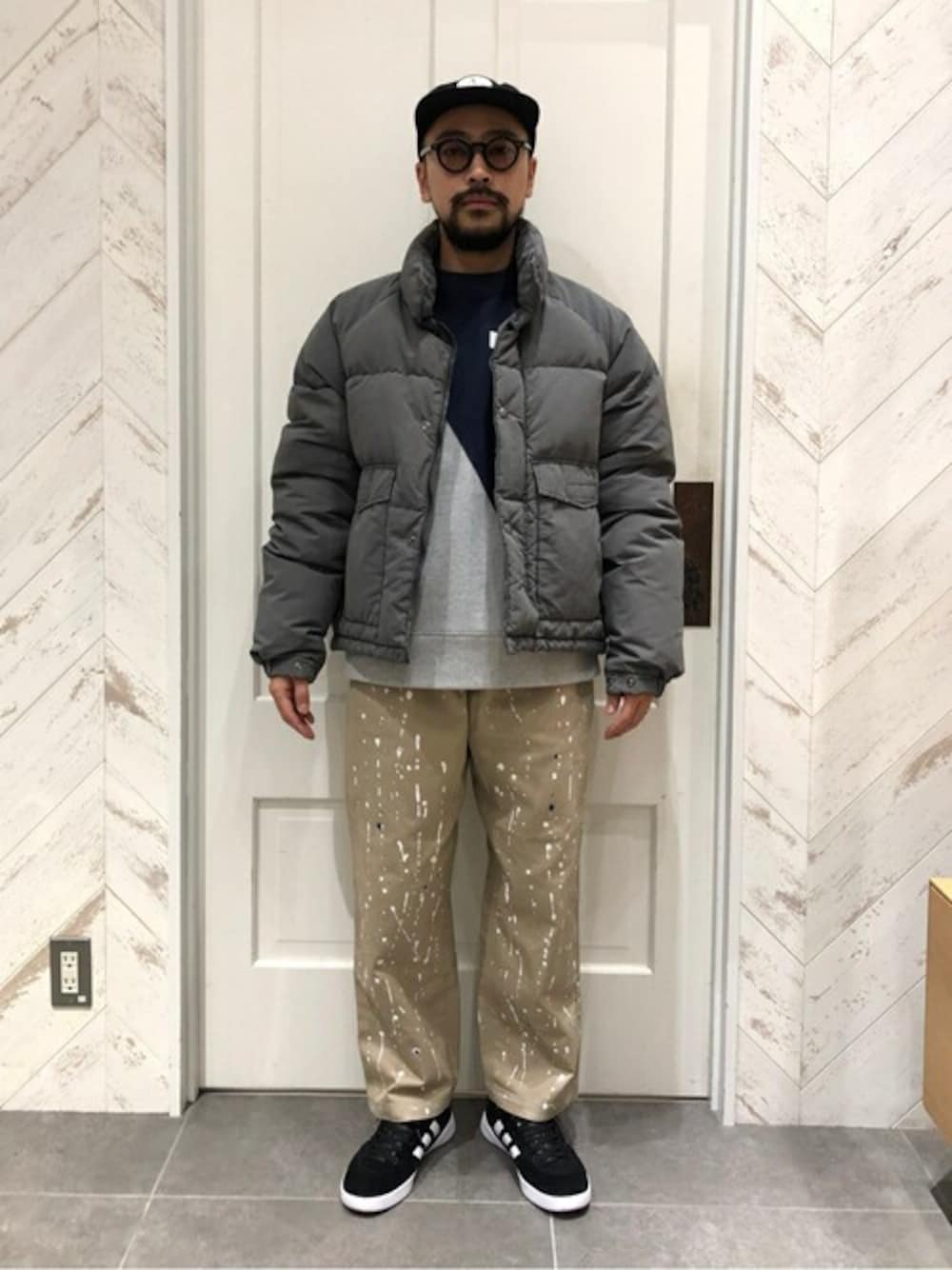 グレー系のダウンジャケット/コート、ブルー系のスウェット、ベージュ系のその他パンツを着用したメンズの秋コーディネートの1枚目の写真