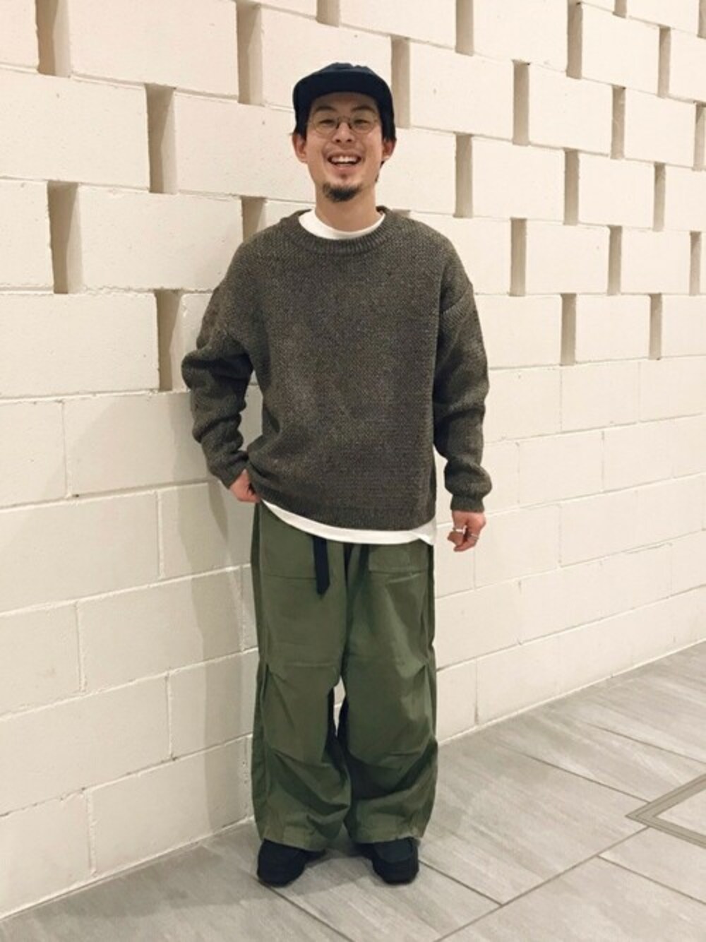 ブラウン系のニット/セーター、グリーン系のその他パンツを着用したメンズの冬コーディネートの1枚目の写真