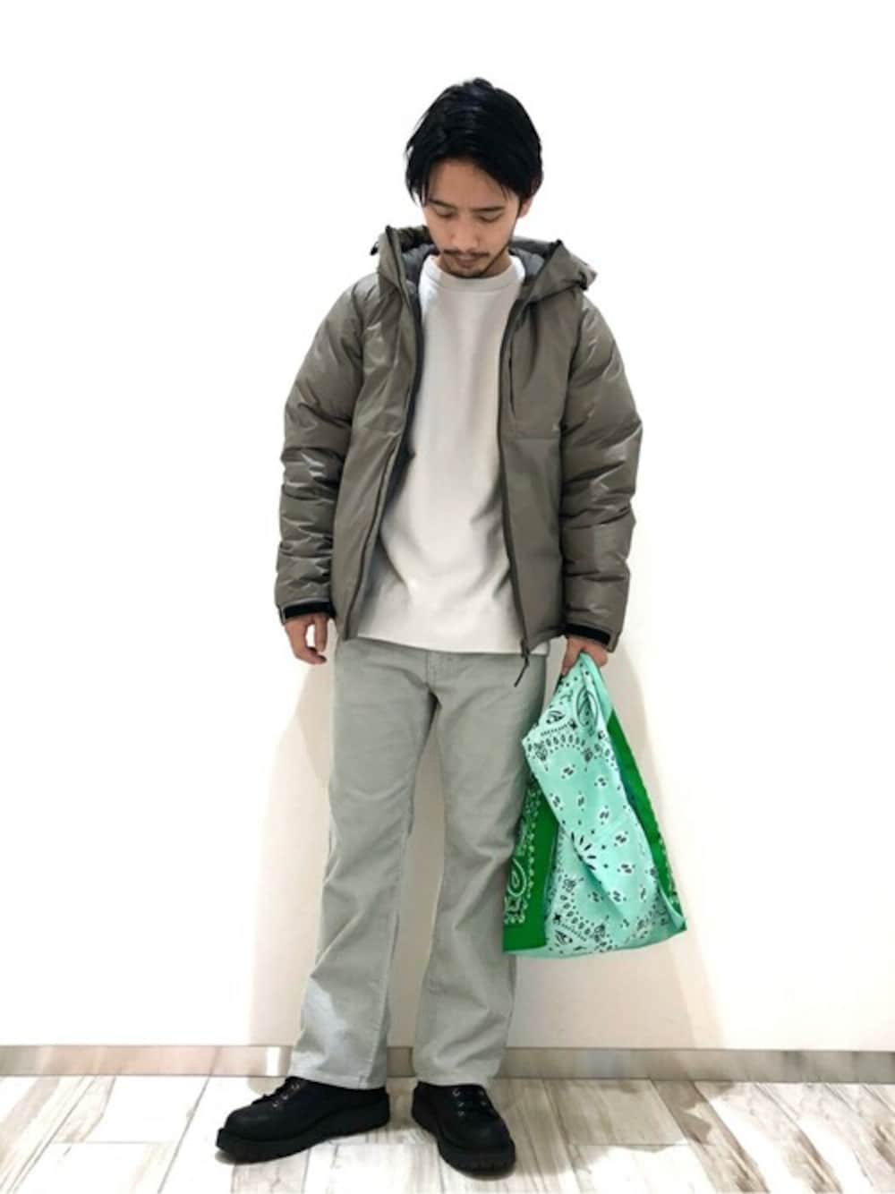 「アウター、ダウンジャケット、ワントーンコーデ、ベージュ、冬コーデ、journal standard、大人コーデ、冬、JOURNAL STANDARD relume、オトナカジュアル」｜「JOURNAL STANDARD relumeのCALIFORNIAヒッピーフレアパンツ（その他パンツ、グリーン系）」を使った、JOURNAL STANDARD relumeさん（メンズ・170cm）の冬コーディネートの1枚目の写真