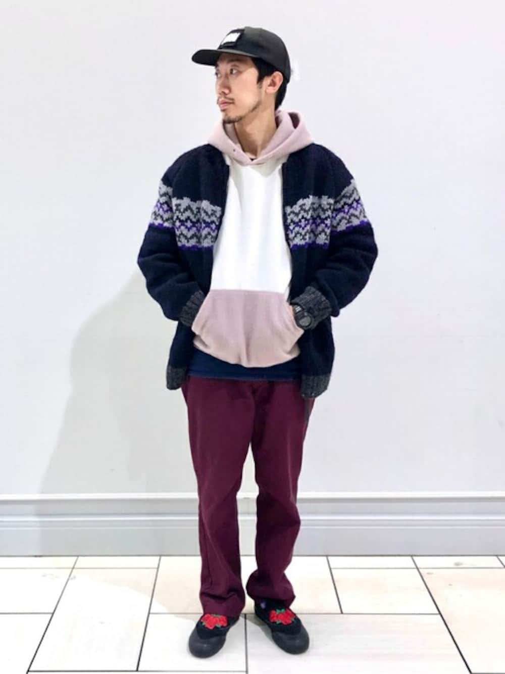 ブルー系のカーディガン/ボレロ、パープル系のスウェット、レッド系のその他パンツを着用したメンズの冬コーディネートの1枚目の写真