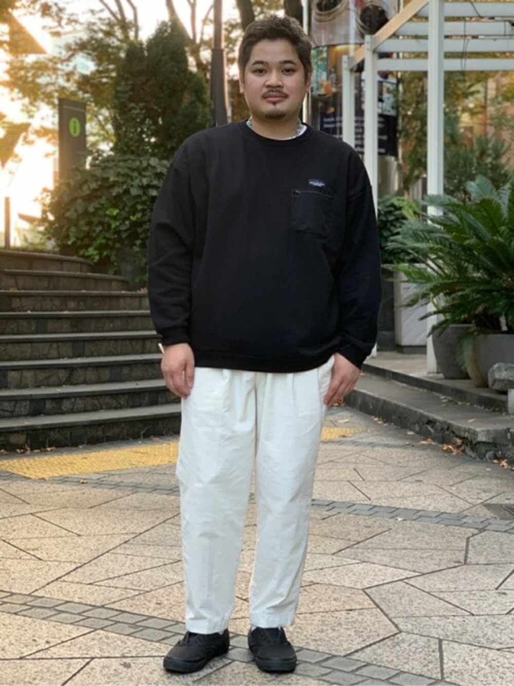 ブラック系のスウェット、ホワイト系のその他パンツを着用したメンズの冬コーディネートの1枚目の写真