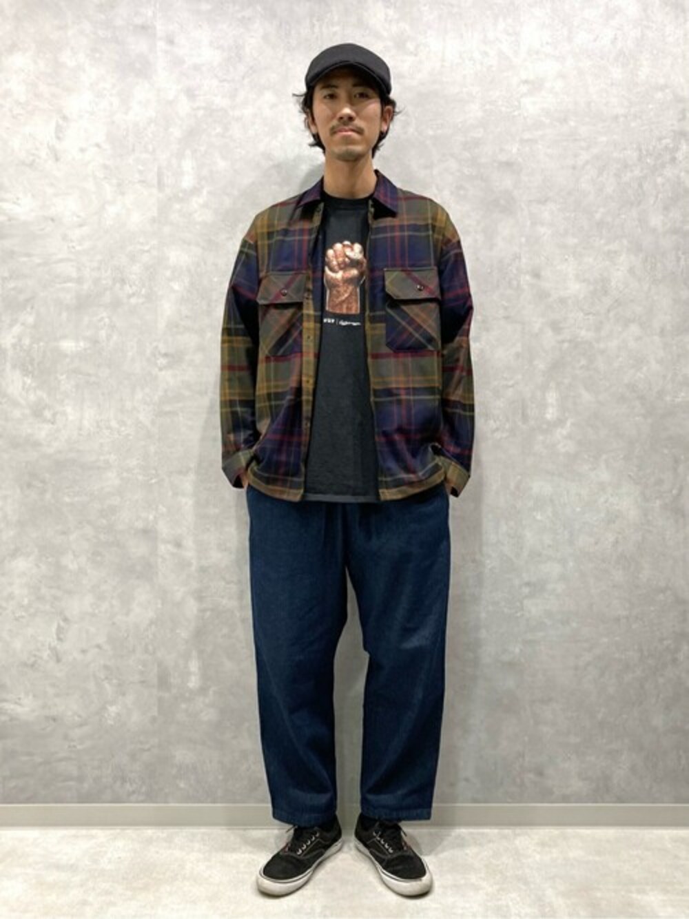 グリーン系のシャツ/ブラウス、ブルー系のデニムパンツを着用したメンズの春コーディネートの1枚目の写真