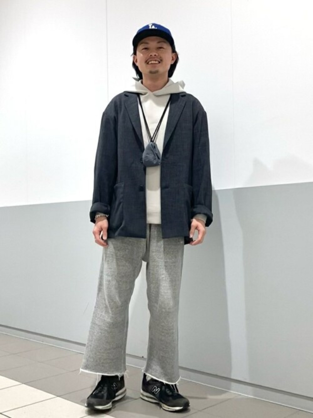 グレー系のパーカー、グレー系のテーラードジャケットを着用したメンズの春コーディネートの1枚目の写真