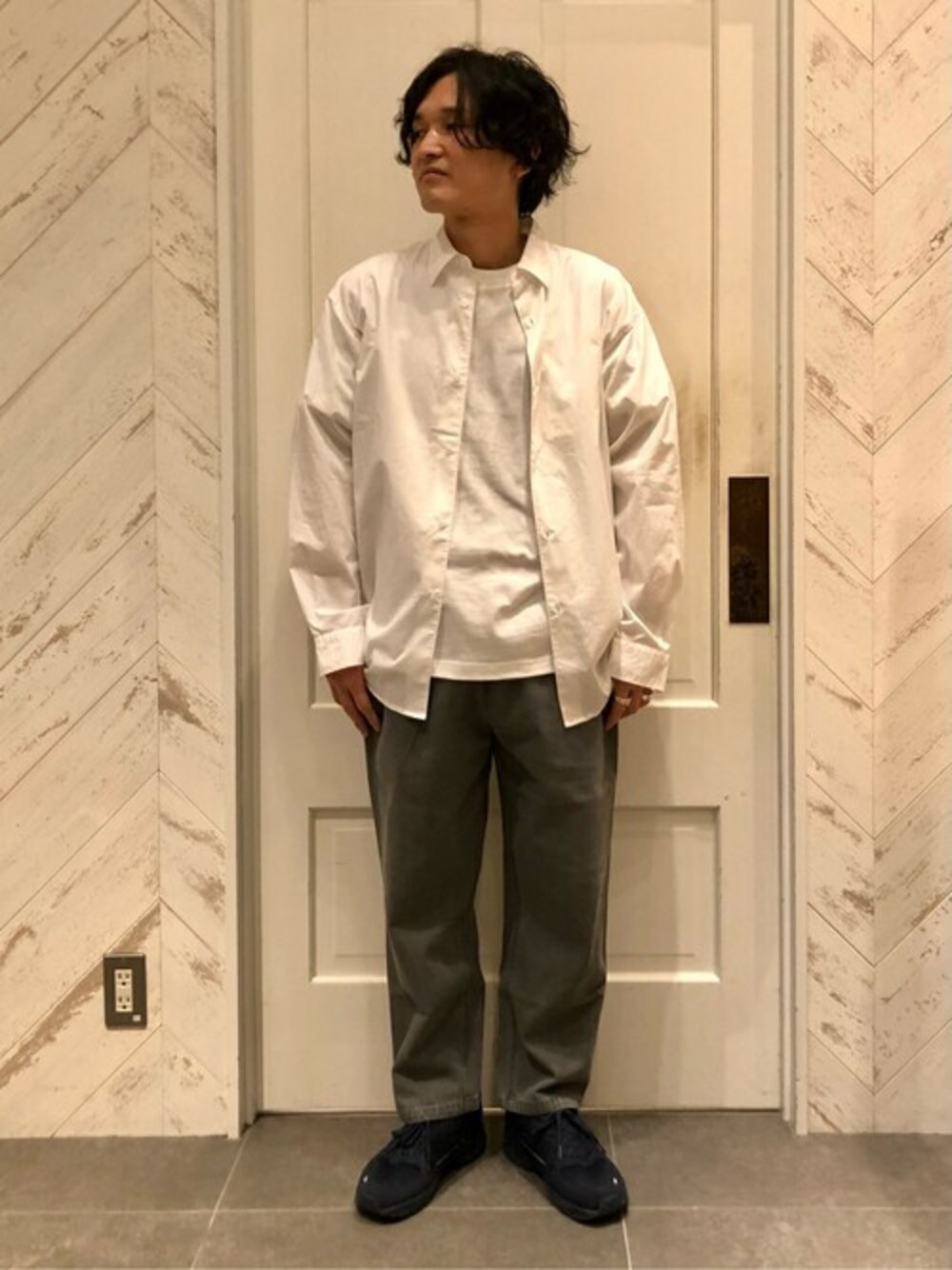 ホワイト系のシャツ/ブラウス、ホワイト系のTシャツ/カットソー、グレー系のデニムパンツを着用したメンズの春コーディネートの1枚目の写真