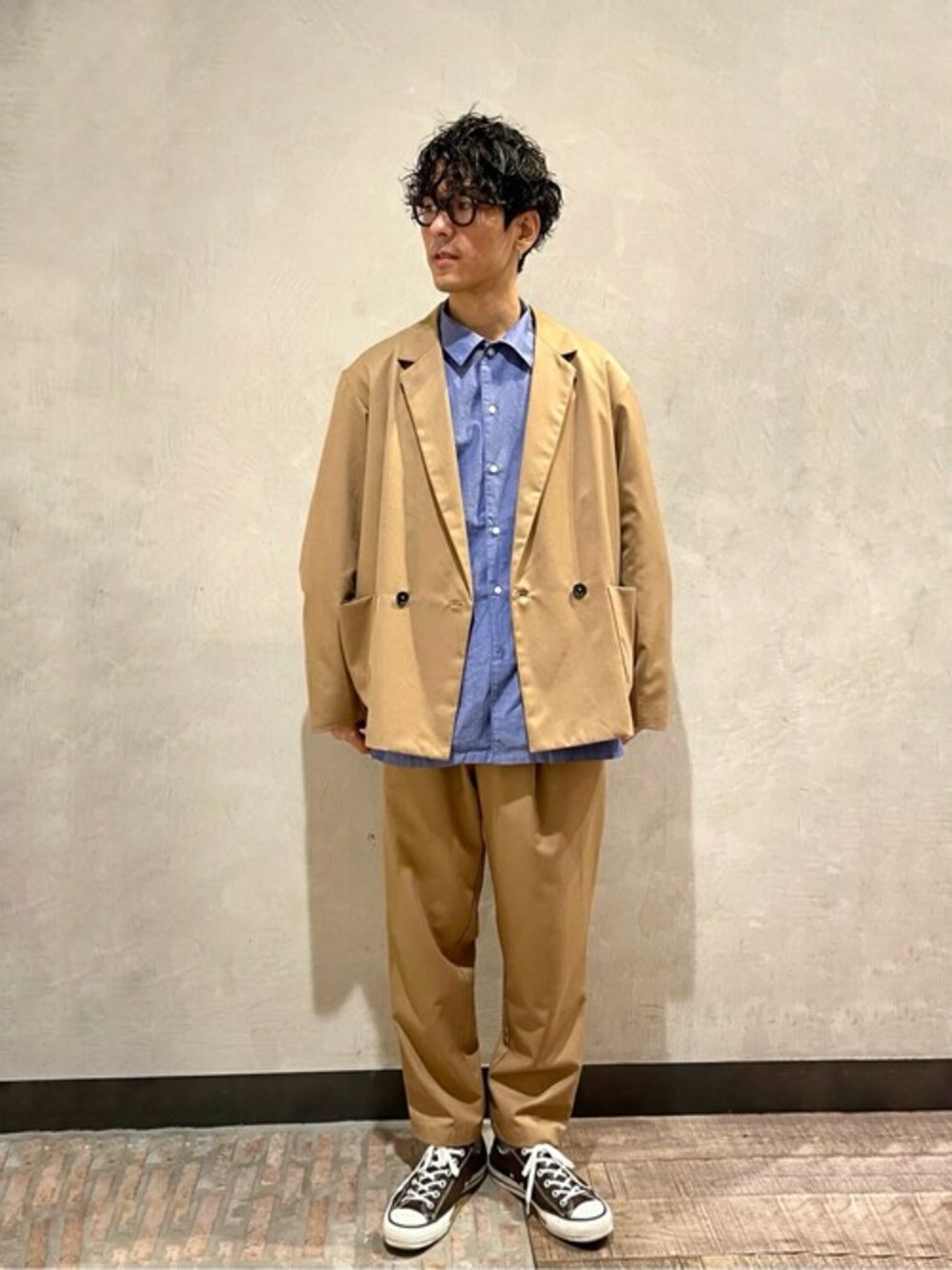 「journal standard、ジャーナルスタンダード、セットアップスタイル、ベージュジャケット、JOURNAL STANDARD relume、relume、ジャーナルスタンダードレリューム、ベージュセットアップ」｜「JOURNAL STANDARD relumeの◆T/R ダブル ジャケット（テーラードジャケット、ベージュ系）」を使った、JOURNAL STANDARD relumeさん（メンズ・171cm）の春コーディネートの1枚目の写真