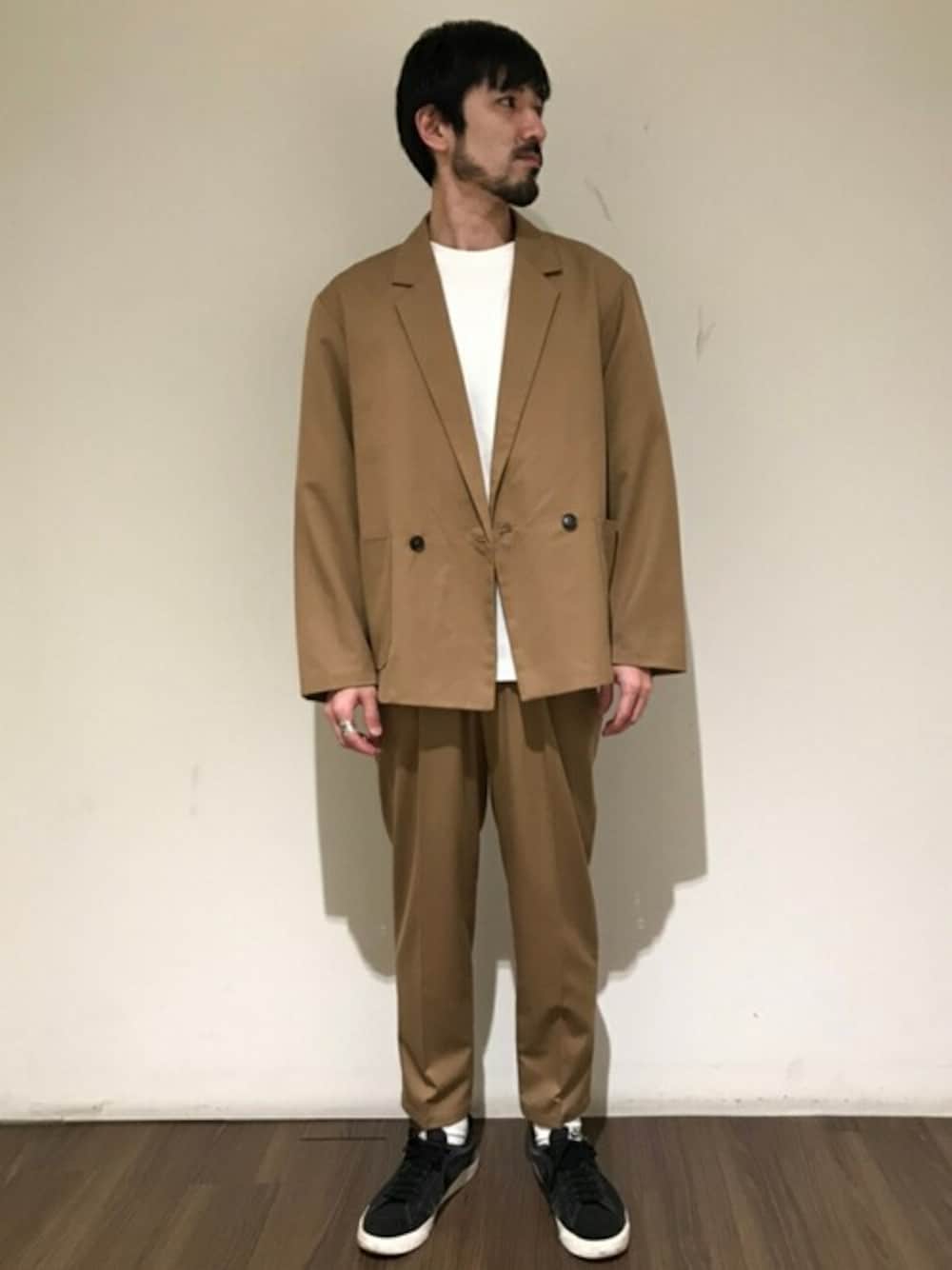 「セットアップ、journal standard、ジャーナルスタンダード、ベージュジャケット、JOURNAL STANDARD relume、relume、ジャーナルスタンダードレリューム、ベージュセットアップ」｜「JOURNAL STANDARD relumeの◆T/R ダブル ジャケット（テーラードジャケット、ベージュ系）」を使った、JOURNAL STANDARD relumeさん（メンズ・173cm）の春コーディネートの1枚目の写真