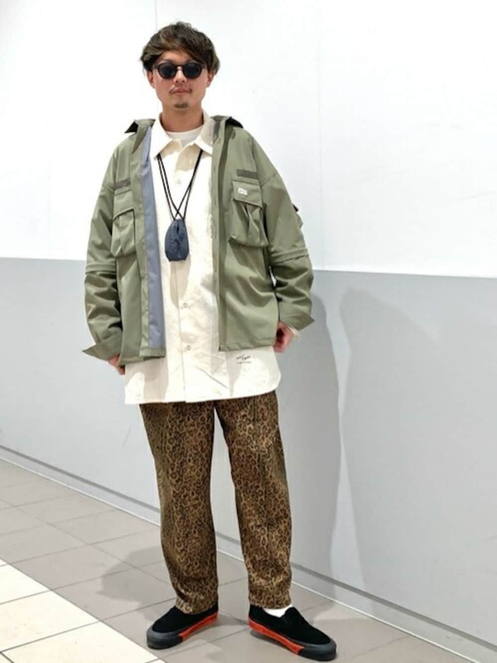 グリーン系のシャツ/ブラウス、ホワイト系のシャツ/ブラウス、ゴールド系のカーゴパンツを着用したメンズの春コーディネートの1枚目の写真