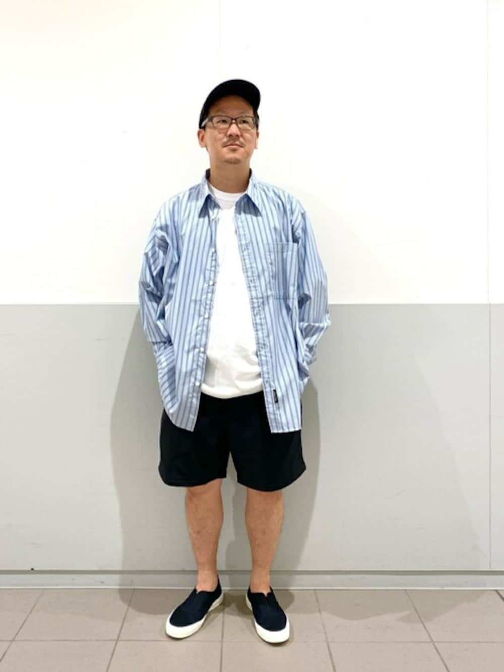 ブルー系のシャツ/ブラウス、ブラック系のその他パンツを着用したメンズの春コーディネートの1枚目の写真