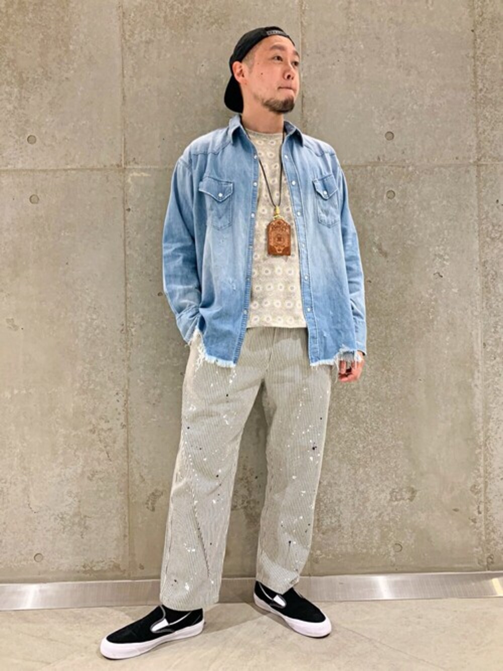 ホワイト系のデニムパンツ、ホワイト系のその他パンツ、ブルー系のシャツ/ブラウスを着用したメンズの春コーディネートの1枚目の写真