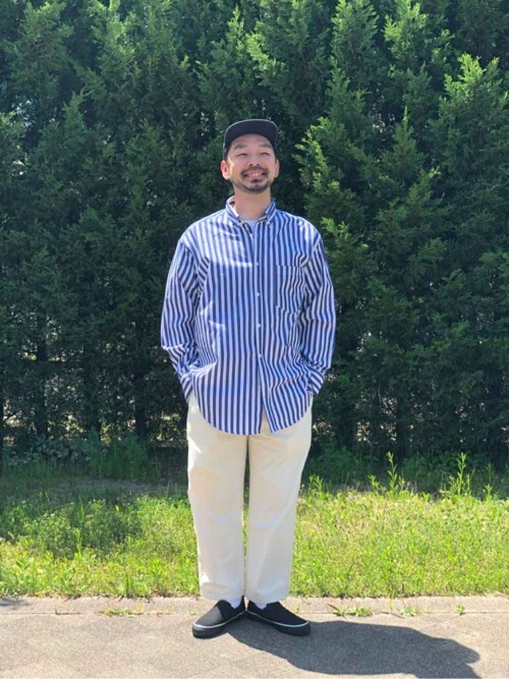 ブルー系のシャツ/ブラウス、ホワイト系のその他パンツを着用したメンズの春コーディネートの1枚目の写真