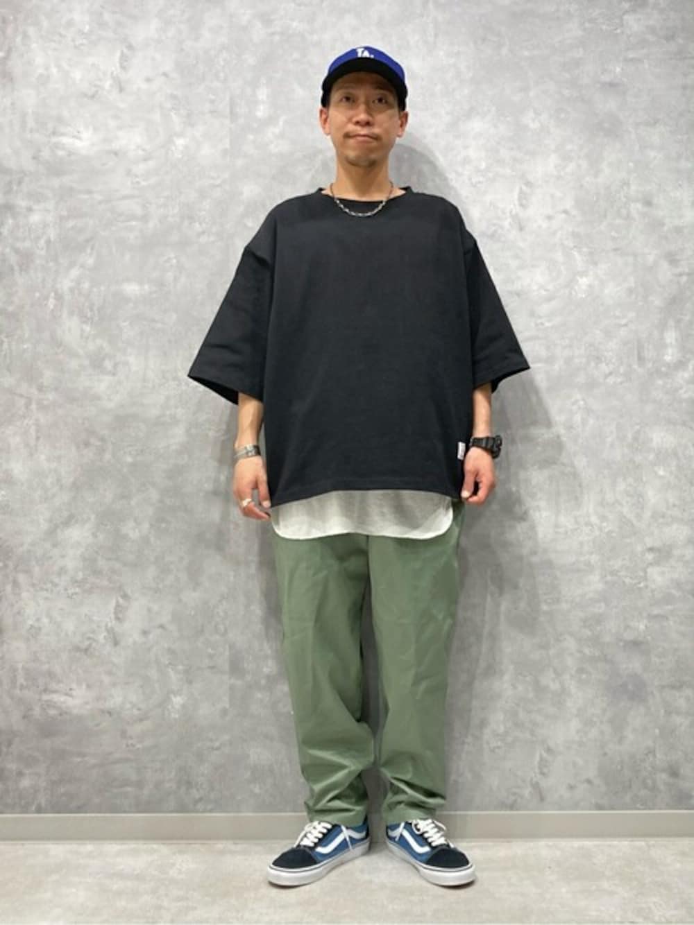 ブラック系のTシャツ/カットソー、グリーン系のその他パンツ、ホワイト系のタンクトップを着用したメンズの春コーディネートの1枚目の写真