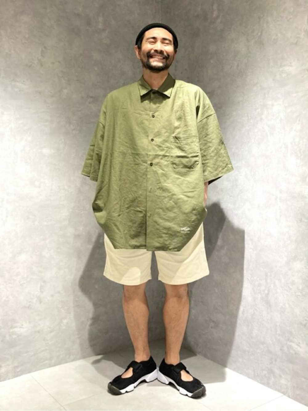 グリーン系のシャツ/ブラウス、ホワイト系のその他パンツを着用したメンズの春コーディネートの1枚目の写真