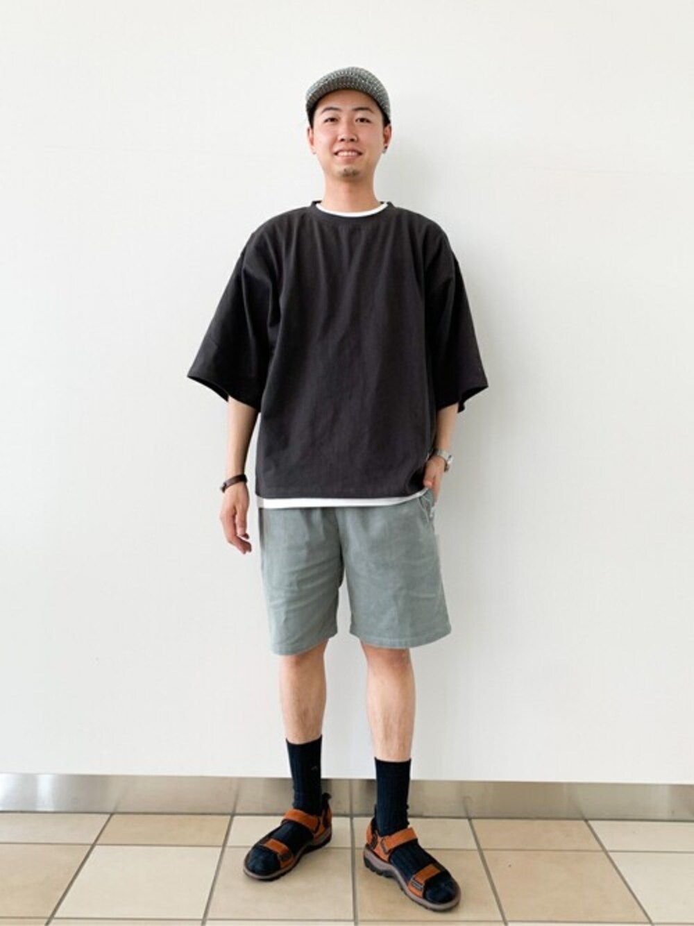 グレー系のTシャツ/カットソー、グレー系のその他パンツを着用したメンズの春コーディネートの1枚目の写真