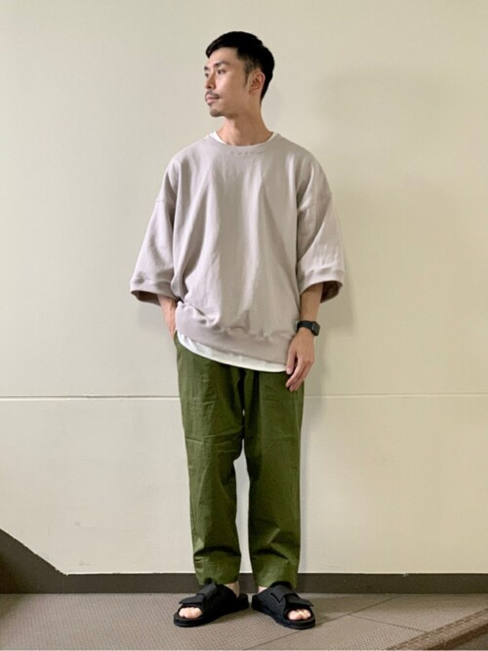 ベージュ系のTシャツ/カットソー、ホワイト系のTシャツ/カットソー、グリーン系のその他パンツを着用したメンズの春コーディネートの1枚目の写真