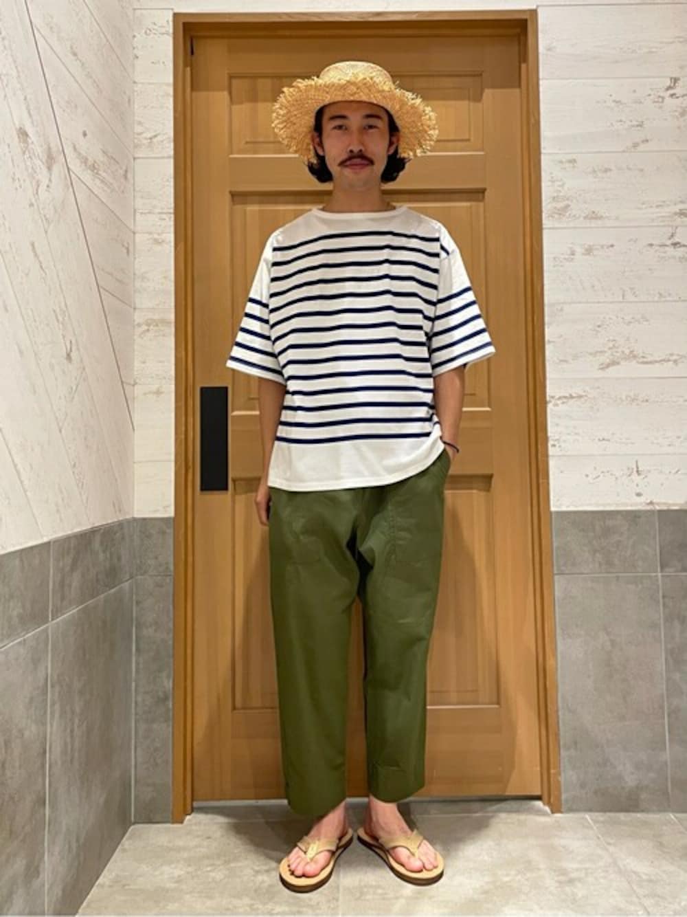 ブルー系のTシャツ/カットソー、グリーン系のその他パンツ、ベージュ系のサンダルを着用したメンズの春コーディネートの1枚目の写真