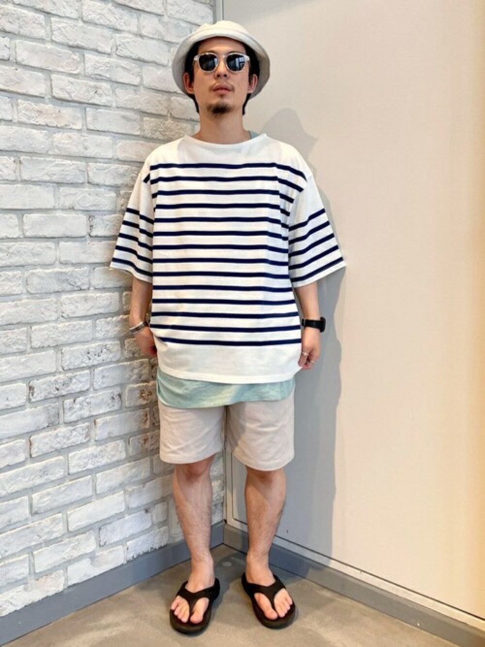 ブルー系のTシャツ/カットソー、グリーン系のタンクトップ、グレー系のその他パンツを着用したメンズの春コーディネートの1枚目の写真