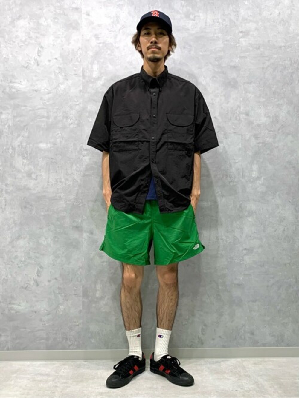 ブラック系のシャツ/ブラウス、グリーン系のその他パンツ、グリーン系のその他パンツを着用したメンズの夏コーディネートの1枚目の写真